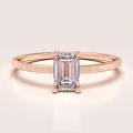 bague-fiancailles-petit-moissanite-0-5ct-taille-emeraude-or-rose-finesse-hariets.jpg