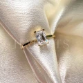 bague-fiancailles-petit-moissanite-0-5ct-taille-emeraude-zoom-or-jaune-finesse-hariets.jpg