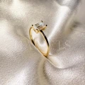 bague-fiancailles-petit-moissanite-0-5ct-taille-emeraude-zoom-cote-or-jaune-finesse-hariets.jpg