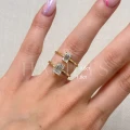 bague-fiancailles-petit-moissanite-0-5ct-taille-emeraude-au-doigt-comparaison-or-jaune-finesse-hariets.jpg