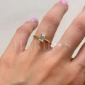 bague-fiancailles-petit-moissanite-0-5ct-taille-emeraude-au-doigt-or-jaune-finesse-hariets.jpg