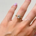 bague-fiancailles-petit-moissanite-1ct-taille-emeraude-au-doigt-or-jaune-finesse-hariets.jpg