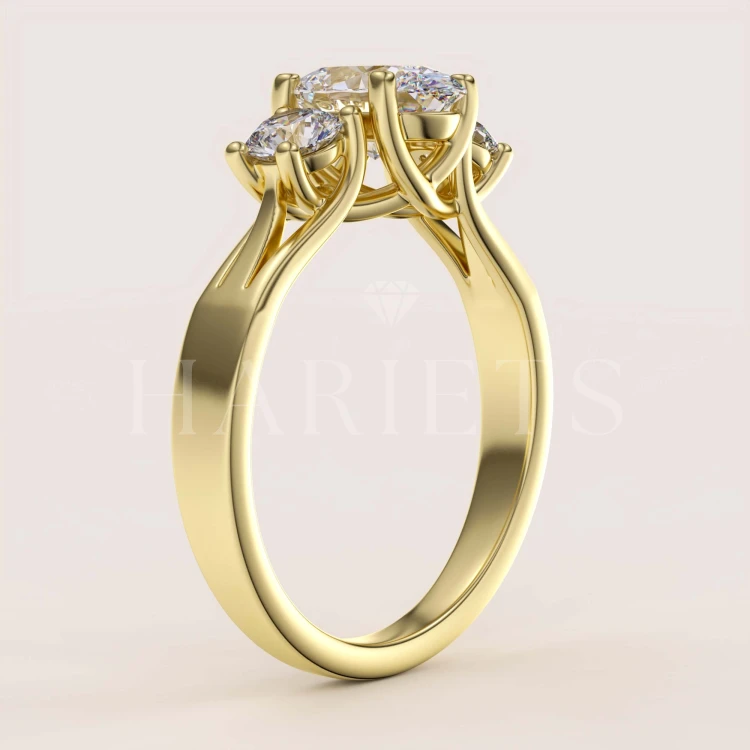 bague-de-fiancailles-trinity-avec-moissanites-taille-ovale-1ct-cote-or-jaune-luminance-hariets.jpg