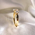 bague-de-fiancailles-trinity-avec-moissanites-taille-ovale-gros-plan-cote-or-jaune-luminance-hariets.jpg