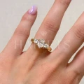 bague-trinity-avec-moissanites-taille-ovale-luminance-au-doigt-or-jaune-luminance-hariets.jpg