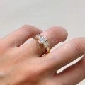 bague-trinity-avec-moissanites-taille-ovale-luminance-au-doigt-cote-or-jaune-luminance-hariets.jpg