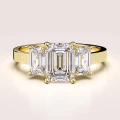 bague-de-fiancailles-trinity-moissanite-3ct-taille-emeraude-or-jaune-envy-hariets.jpg