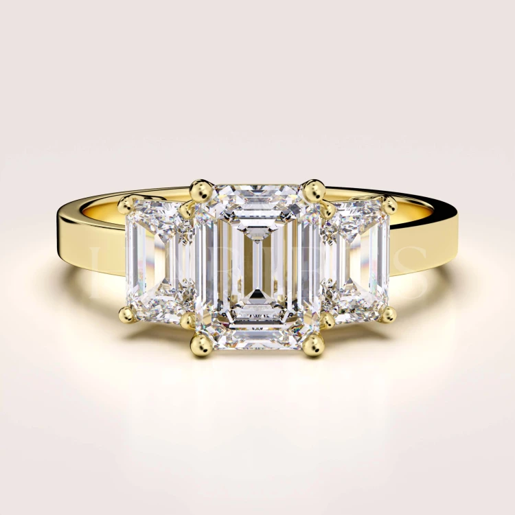 bague-de-fiancailles-trinity-moissanite-3ct-taille-emeraude-or-jaune-envy-hariets.jpg