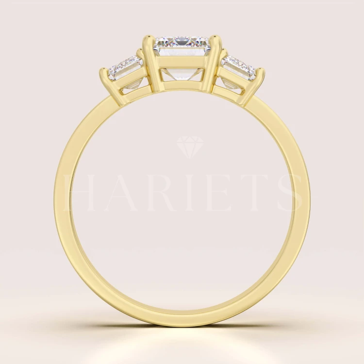 bague-de-fiancailles-trinity-moissanite-3ct-taille-emeraude-face-or-jaune-envy-hariets.jpg