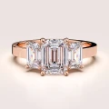 bague-de-fiancailles-trinity-moissanite-3ct-taille-emeraude-or-rose-envy-hariets.jpg