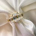 bague-de-fiancailles-trinity-moissanite-3ct-taille-emeraude-gros-plan-or-jaune-envy-hariets.jpg