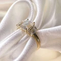 bague-de-fiancailles-trinity-moissanite-3ct-taille-emeraude-gros-plan-profil-or-jaune-envy-hariets.jpg