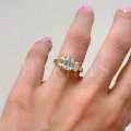 bague-de-fiancailles-trinity-moissanite-3ct-taille-emeraude-au-doigt-or-jaune-envy-hariets.jpg