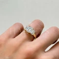 bague-de-fiancailles-trinity-moissanite-3ct-taille-emeraude-au-doigt-profil-or-jaune-envy-hariets.jpg