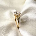 bague-de-fiancailles-moissanite-2ct-taille-ovale-gros-plan-profil-or-jaune-wings-hariets.jpg