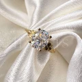 bague-de-fiancailles-moissanite-2ct-taille-ovale-gros-plan-or-jaune-wings-hariets.jpg