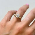 bague-fiancailles-moissanite-2ct-taille-ovale-au-doigt-côté-or-jaune-wings-hariets.jpg
