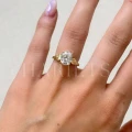 bague-fiancailles-moissanite-2ct-taille-ovale-au-doigt-or-jaune-wings-hariets.jpg