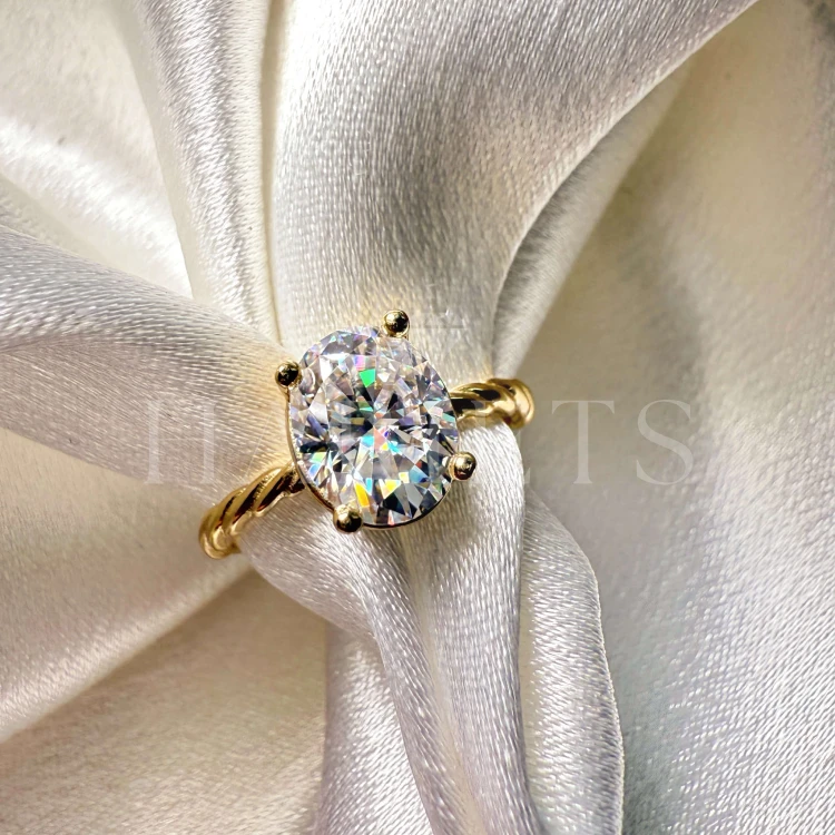 bague-de-fiancailles-bande-torsadee-moissanite-2ct-taille-ovale-gros-plan-or-jaune-twisted-hariets.jpg