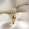bague-de-fiancailles-bande-torsadee-moissanite-2ct-taille-ovale-gros-plan-profil-or-jaune-twisted-hariets.jpg