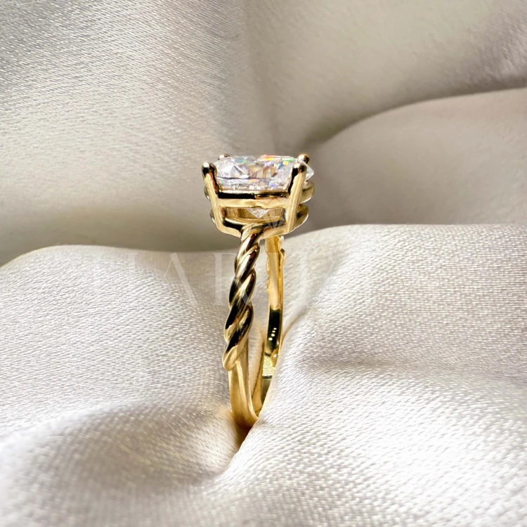 bague-de-fiancailles-bande-torsadee-moissanite-2ct-taille-ovale-gros-plan-profil-or-jaune-twisted-hariets.jpg