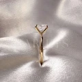 bague-fiancailles-solitaire-forever-moissanite-1_5ct-taille-ovale-gros-plan-côté-or-jaune-hariets.jpg