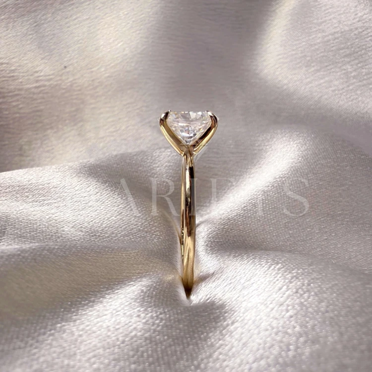 bague-fiancailles-solitaire-forever-moissanite-1_5ct-taille-ovale-gros-plan-côté-or-jaune-hariets.jpg