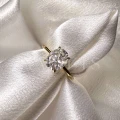 bague-fiancailles-solitaire-forever-moissanite-1_5ct-taille-ovale-gros-plan-face-or-jaune-hariets.jpg