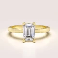bague-fiancailles-solitaire-rapture-moissanite-1ct-taille-émeraude-or-jaune-hariets.jpg