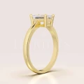 bague-fiancailles-solitaire-rapture-moissanite-1ct-taille-émeraude-côté-or-jaune-hariets.jpg