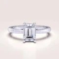 bague-fiancailles-solitaire-rapture-moissanite-1ct-taille-émeraude-or-blanc-hariets.jpg