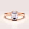 bague-fiancailles-solitaire-rapture-moissanite-1ct-taille-émeraude-or-rose-hariets.jpg