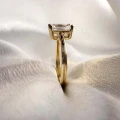 bague-fiancailles-solitaire-rapture-moissanite-1ct-taille-émeraude-gros-plan-côté-or-jaune-hariets.jpg