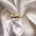 bague-fiancailles-solitaire-rapture-moissanite-1ct-taille-émeraude-gros-plan-face-or-jaune-hariets.jpg