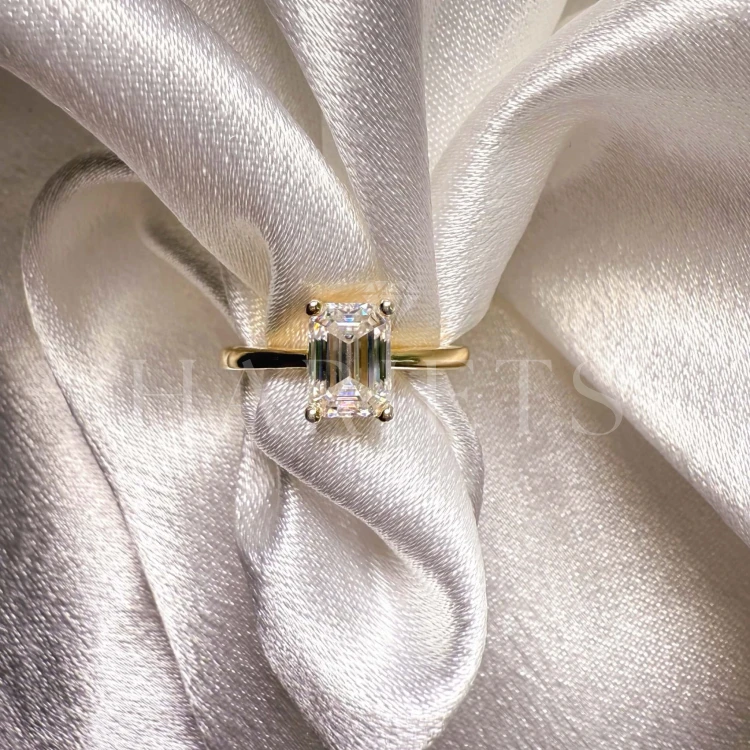 bague-fiancailles-solitaire-rapture-moissanite-1ct-taille-émeraude-gros-plan-face-or-jaune-hariets.jpg
