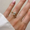 bague-fiancailles-solitaire-rapture-moissanite-2ct-taille-émeraude-au-doigt-or-jaune-hariets.jpg