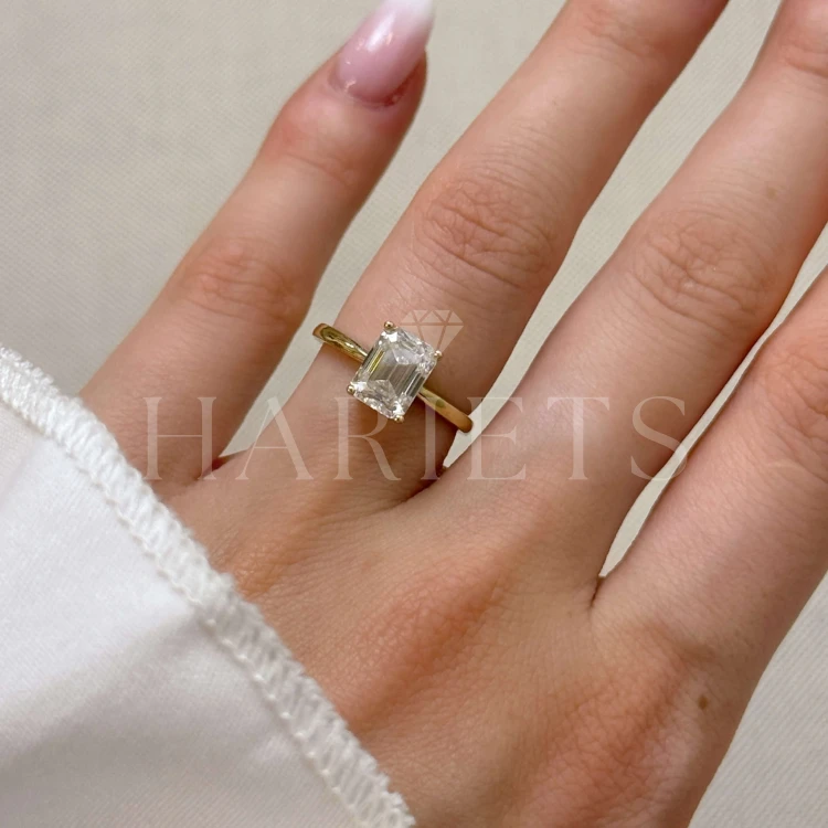 bague-fiancailles-solitaire-rapture-moissanite-2ct-taille-émeraude-au-doigt-or-jaune-hariets.jpg