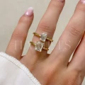 bague-fiancailles-solitaire-rapture-moissanite-1ct-2ct-taille-émeraude-comparaison-au-doigt-or-jaune-hariets.jpg