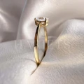 bague-fiancailles-solitaire-astra-moissanite-2ct-taille-ovale-gros-plan-cote-or-jaune-hariets.jp