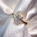 bague-fiancailles-solitaire-astra-moissanite-2ct-taille-ovale-gros-plan-face-or-jaune-hariets.jpg