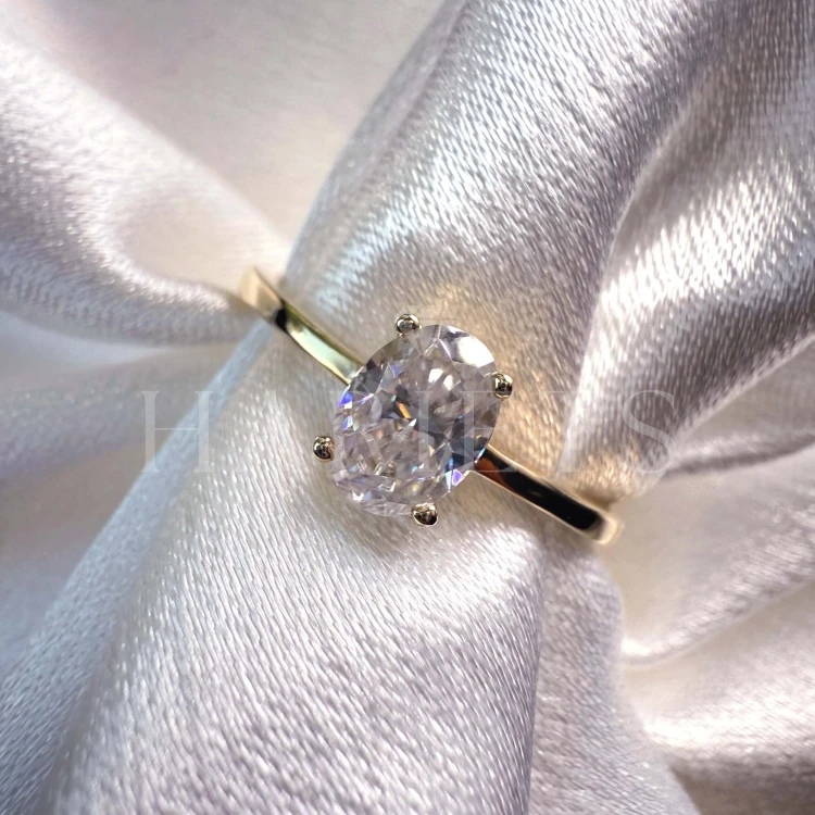 bague-fiancailles-solitaire-astra-moissanite-2ct-taille-ovale-gros-plan-face-or-jaune-hariets.jpg