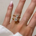 bague-fiancailles-solitaire-astra-moissanite-1ct-taille-ovale-sur-doigt-comparaison-or-jaune-hariets.jpg