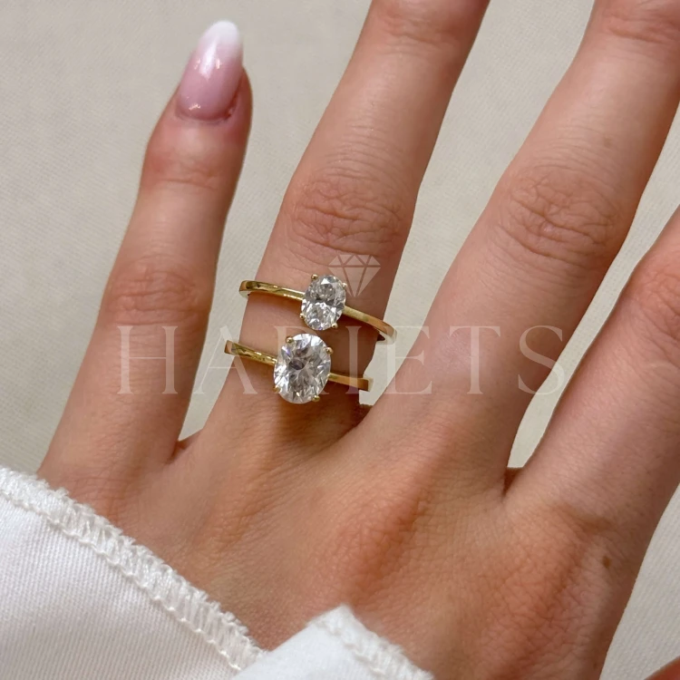 bague-fiancailles-solitaire-astra-moissanite-1ct-taille-ovale-sur-doigt-comparaison-or-jaune-hariets.jpg