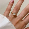 bague-fiancailles-solitaire-astra-moissanite-1ct-taille-ovale-sur-doigt-or-jaune-hariets.jpg