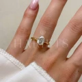 bague-fiancailles-solitaire-astra-moissanite-2ct-taille-ovale-sur-doigt-or-jaune-hariets.jpg