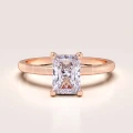 bague-de-fiançailles-solitaire-verity-moissanite-1ct-taille-radiant-or-rose-hariets.jpg