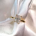 bague-de-fiançailles-solitaire-verity-moissanite-1ct-taille-radiant-gros-plan-face-or-jaune-hariets.jpg