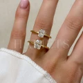 bague-fiancailles-solitaire-verity-moissanite-1ct-taille-radiant-comparaison-au-doigt-or-jaune-hariets.jpg