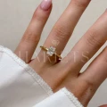 bague-fiancailles-solitaire-verity-moissanite-1ct-taille-radiant-au-doigt-or-jaune-hariets.jpg