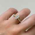 bague-fiancailles-halo-selena-moissanite-1ct-taille-marquise-gros-plan-sur-doigt-or-jaune-hariets.